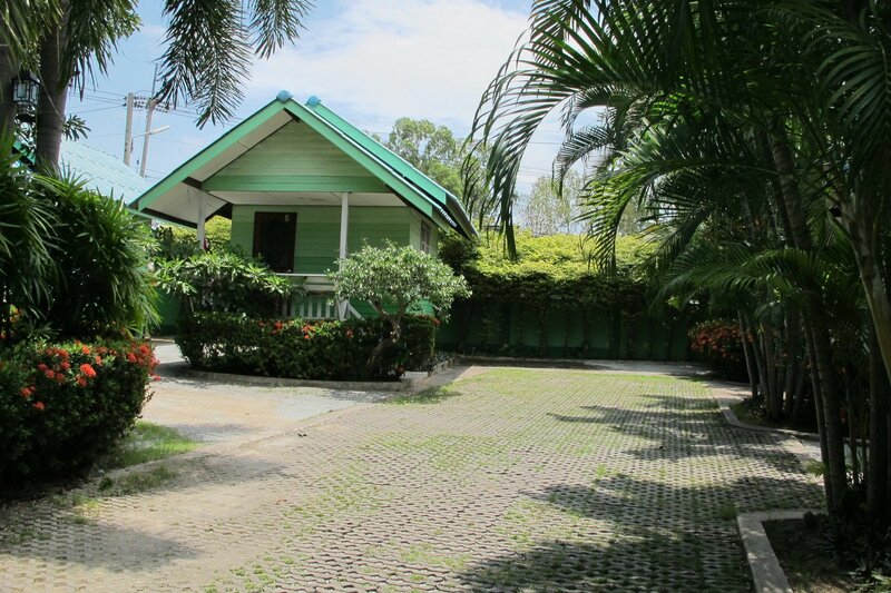 Гостиница The Green Resort Sri Racha
