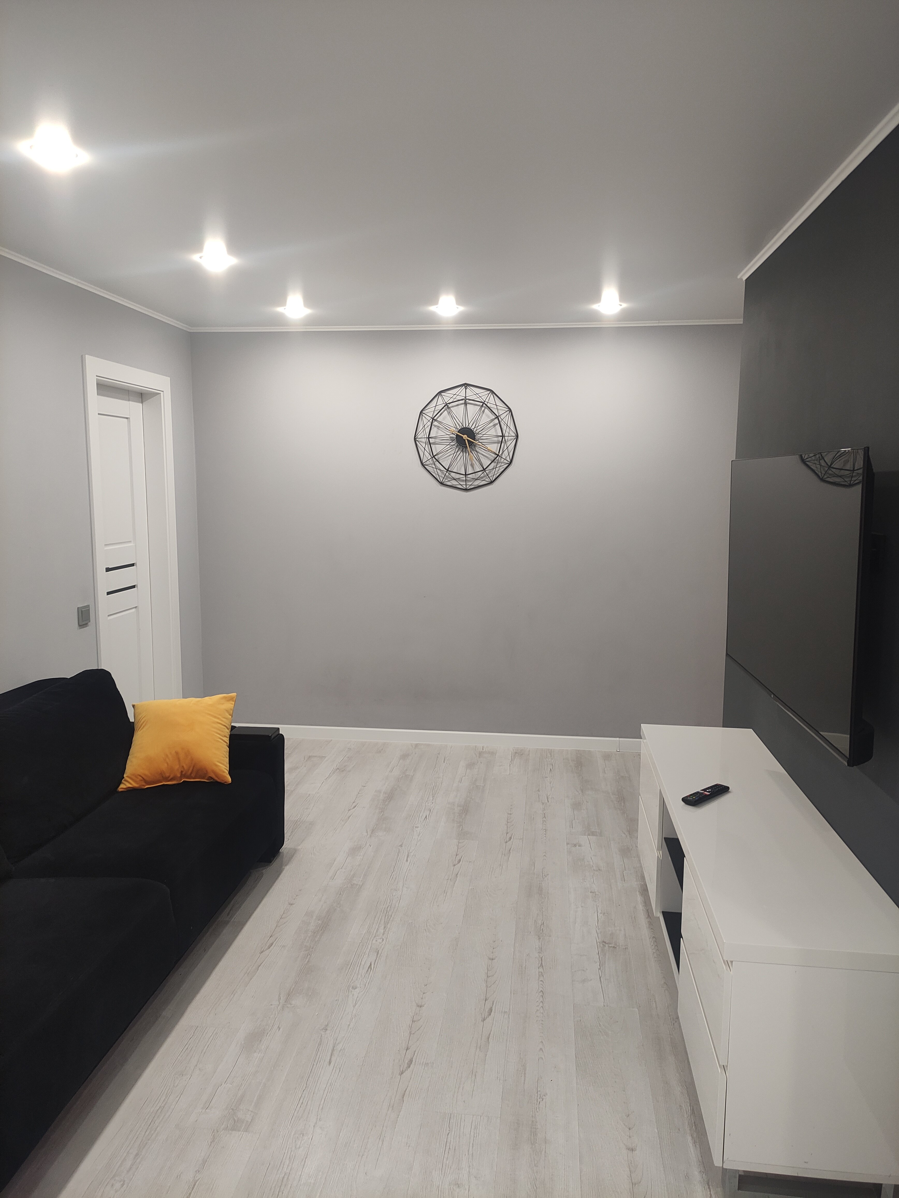 Фото Двухкомнатная квартира у площади