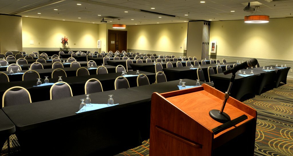 Фото Holiday Inn Hotel & Suites Charleston West, an Ihg Hotel