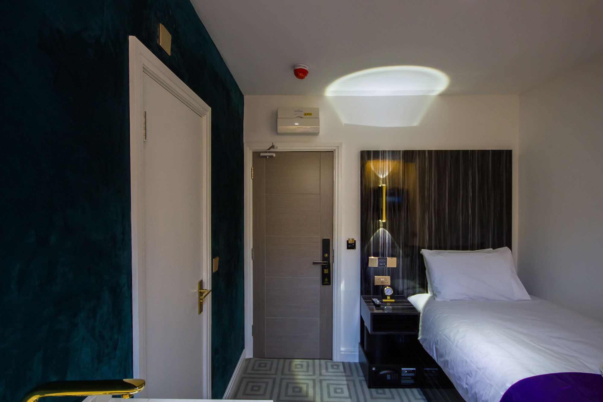 Фото DJ Suites Blackpool