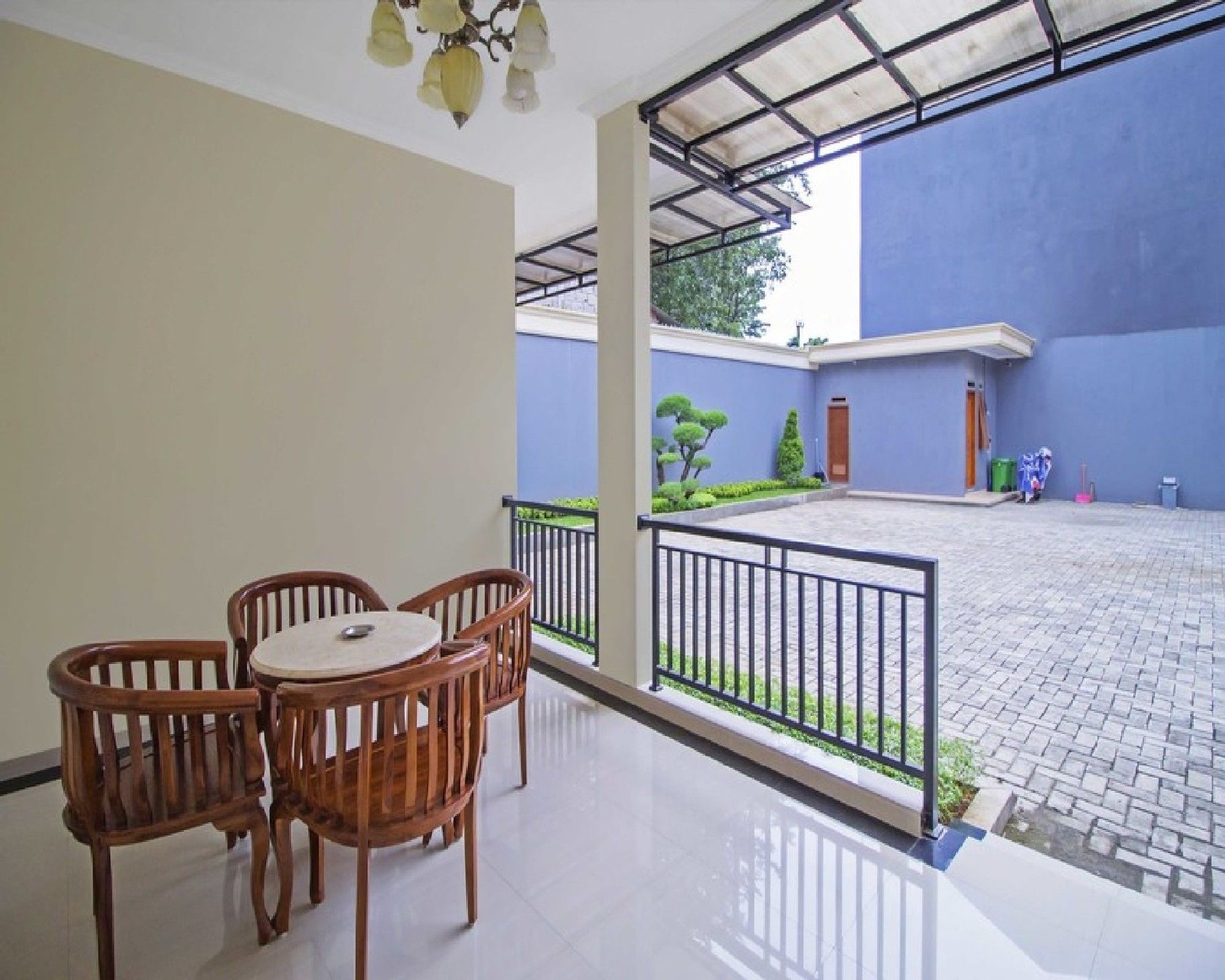 Фото RedDoorz near Mercu Buana University