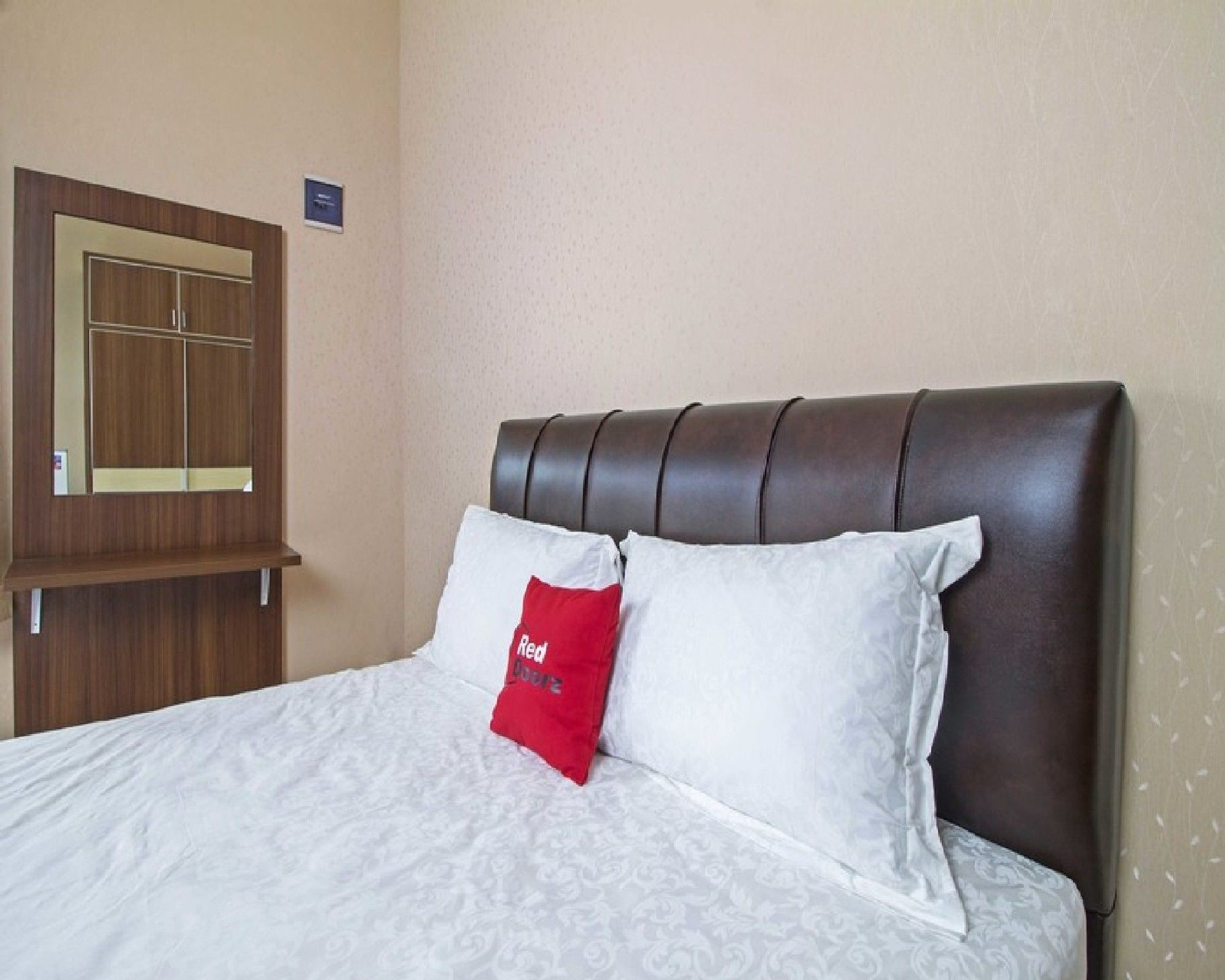 Фото RedDoorz near Mercu Buana University