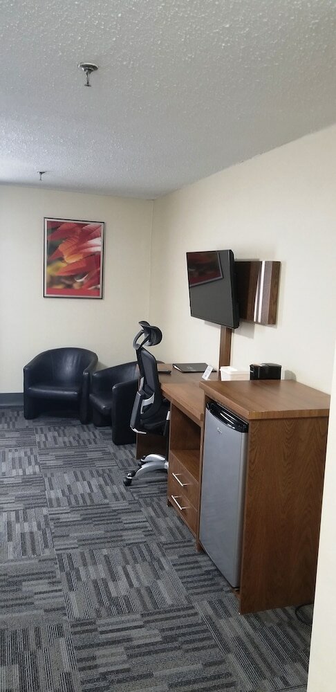 Фото Baymont by Wyndham Montreal Airport