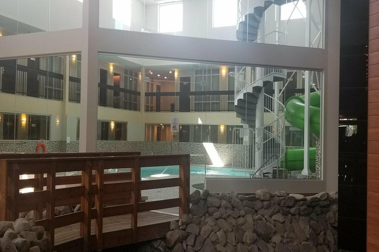 Фото Nisku Inn And Conference Centre