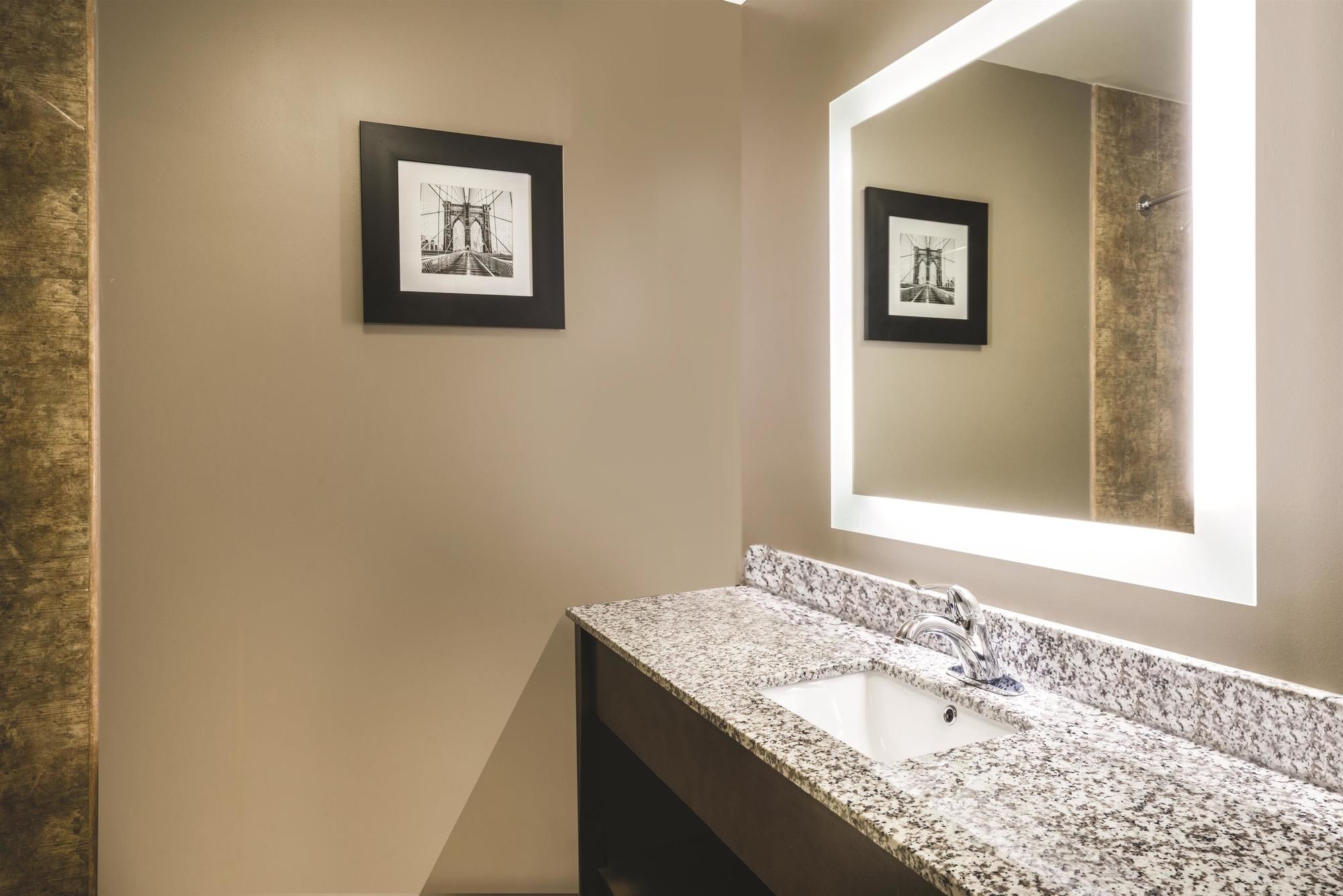 Фото La Quinta Inn & Suites by Wyndham Brooklyn Central