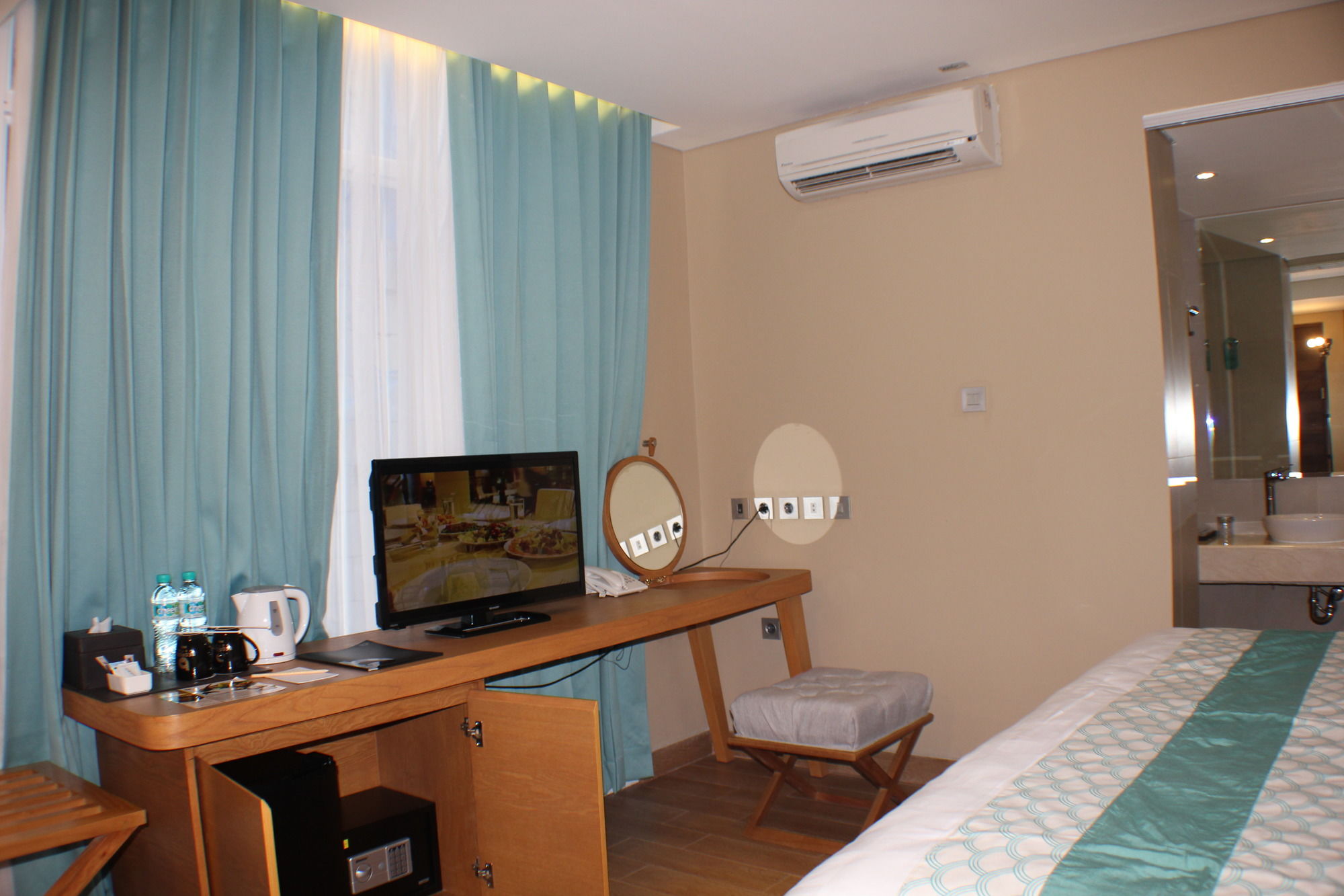 Фото Bedrock Hotel