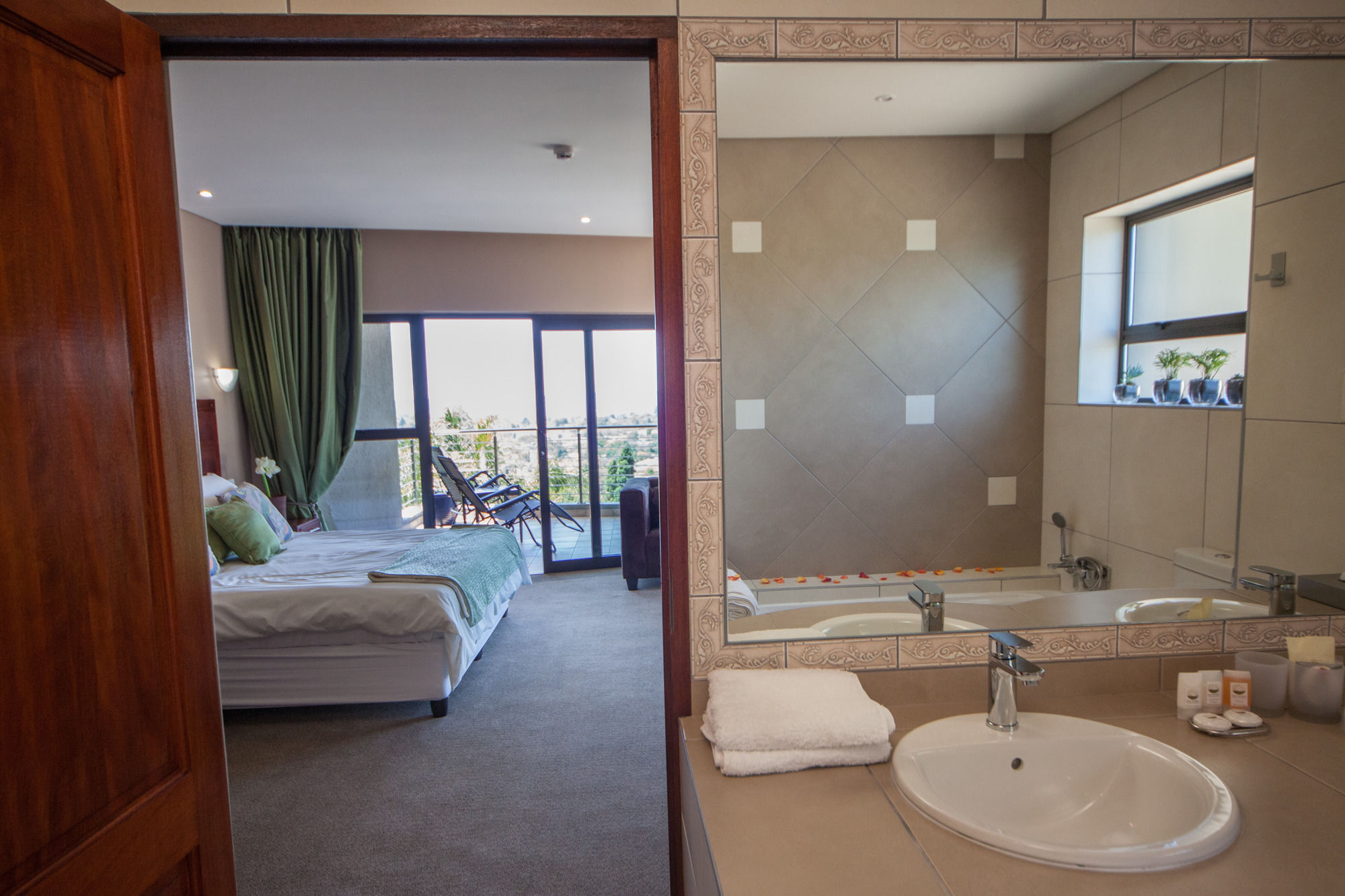 Фото Over The Moon Guesthouse