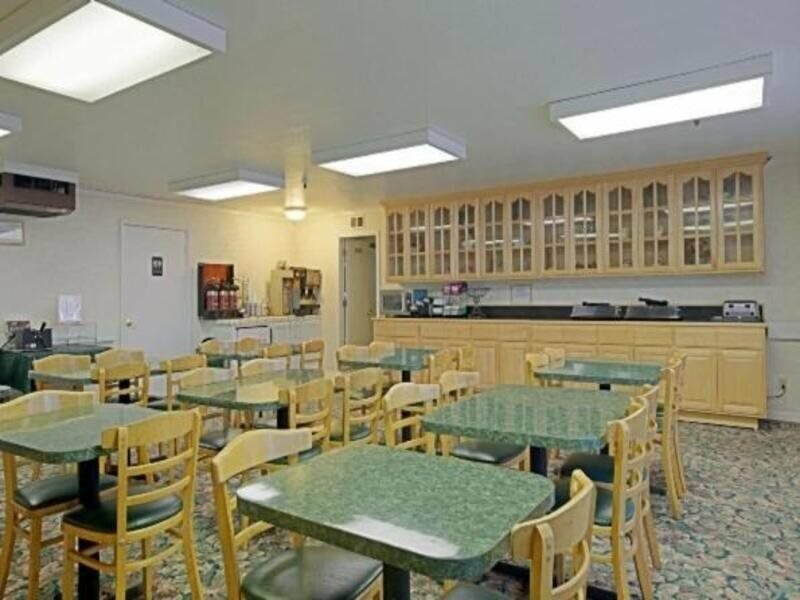 Фото Days Inn by Wyndham Gilroy