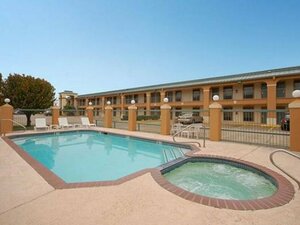 Гостиница Econo Lodge Inn & Suites West - Energy Corridor