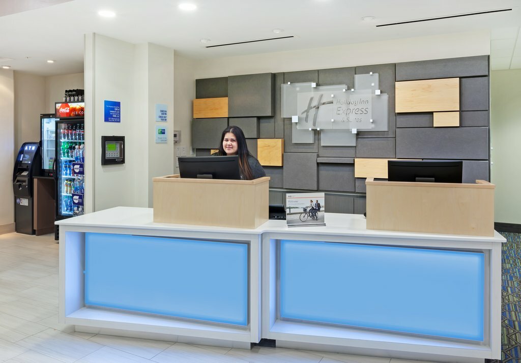 Фото Holiday Inn Express & Suites Lenexa - Overland Park Area, an Ihg Hotel