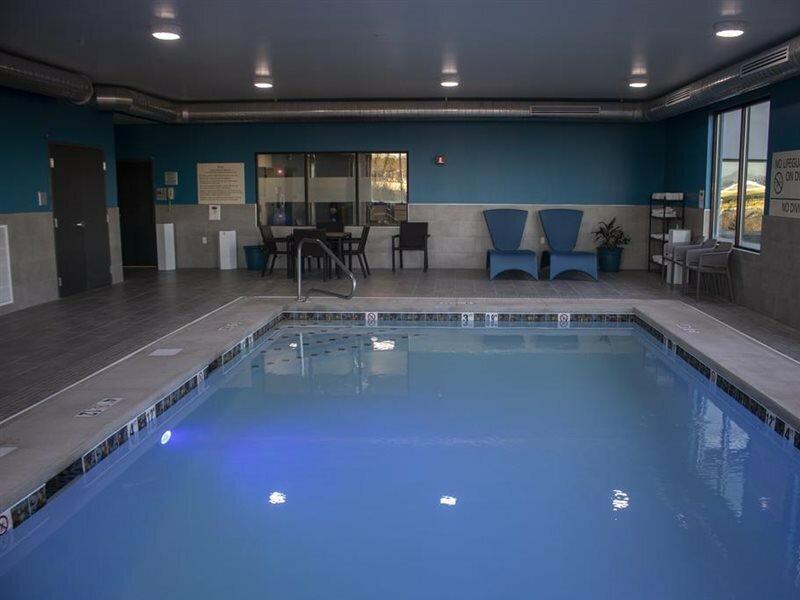 Фото Hampton Inn & Suites Portland West