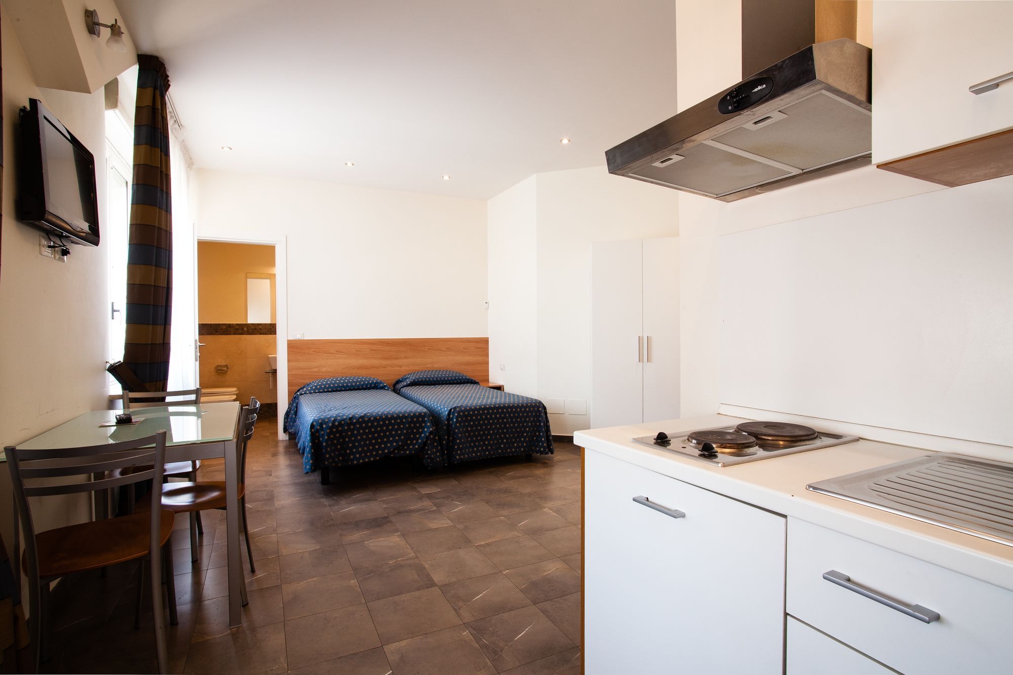 Фото Astoria Suite Apartments