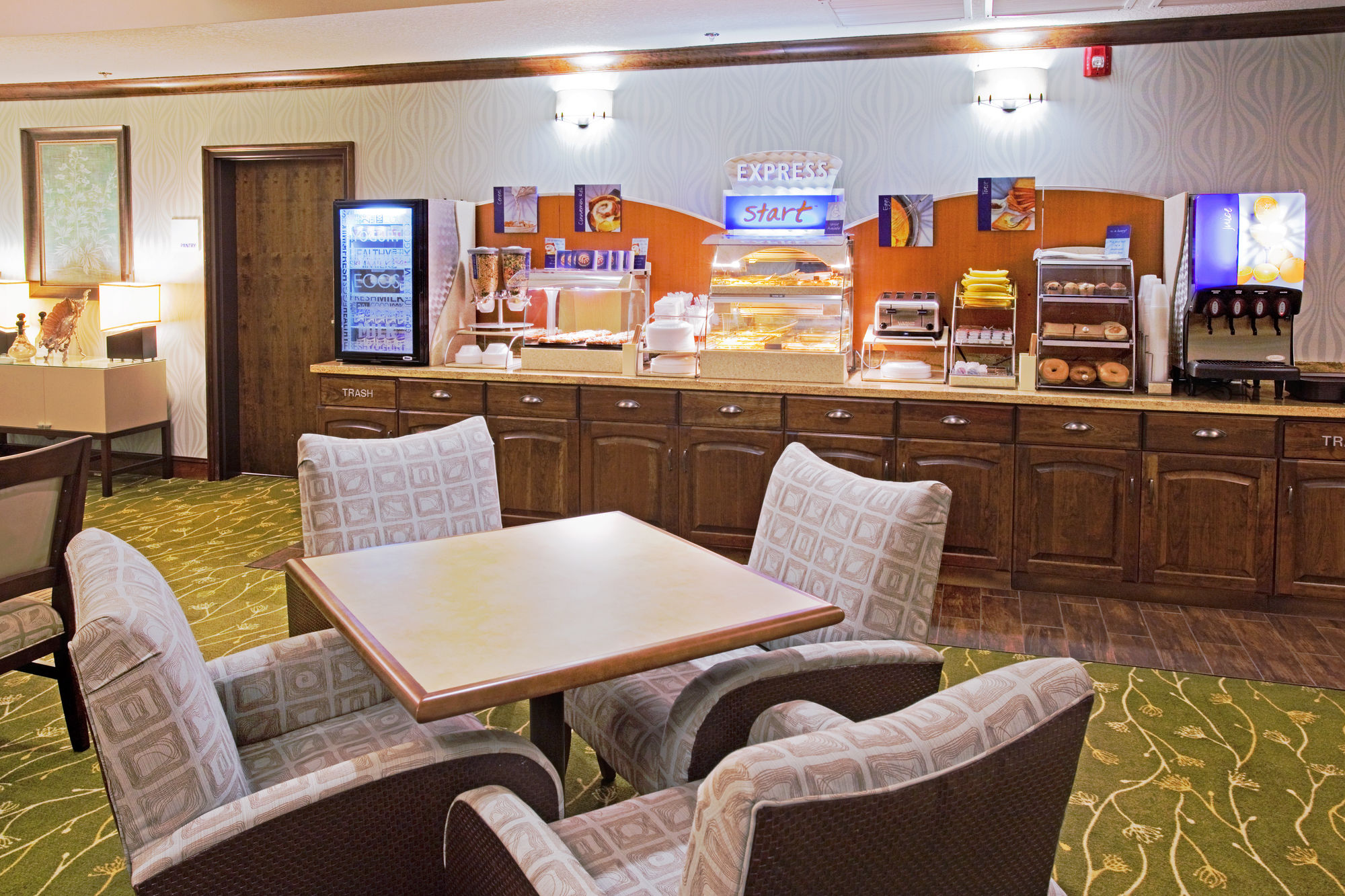 Фото Holiday Inn Express Hotel & Suites Logan, an Ihg Hotel