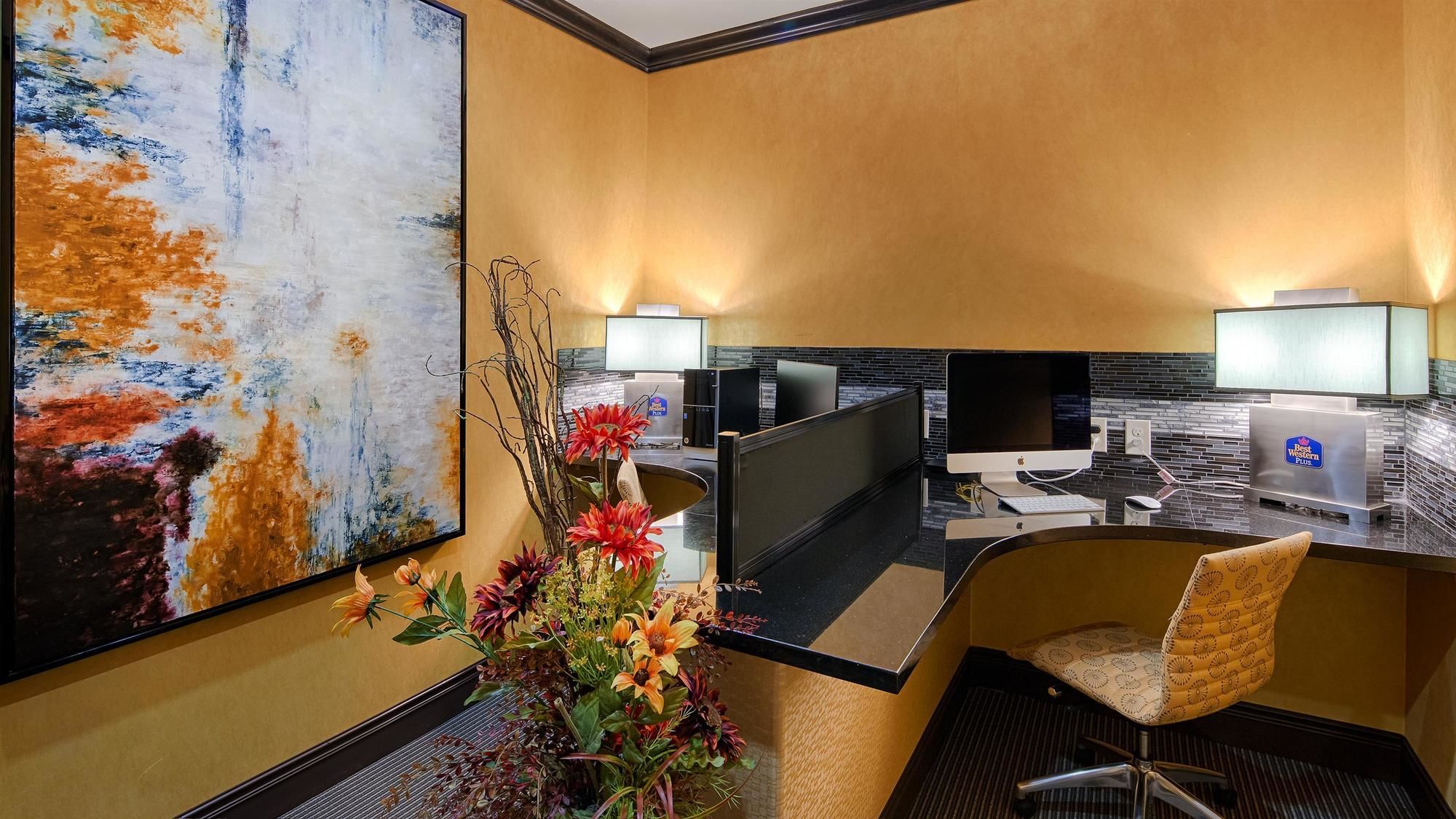 Фото Best Western Plus Emerald Inn & Suites