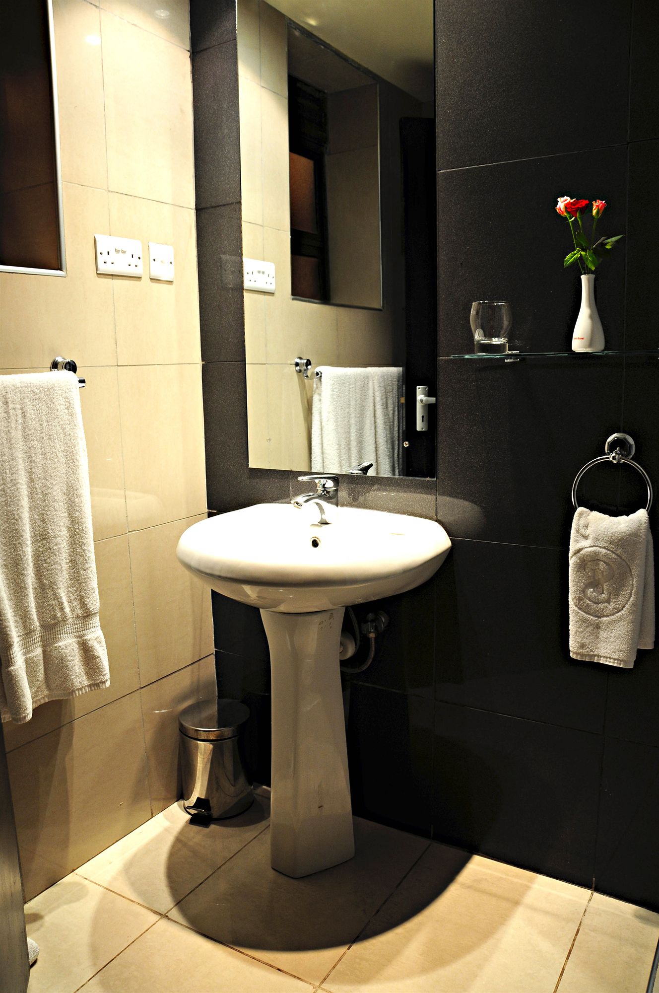 Фото Dolphin Suites