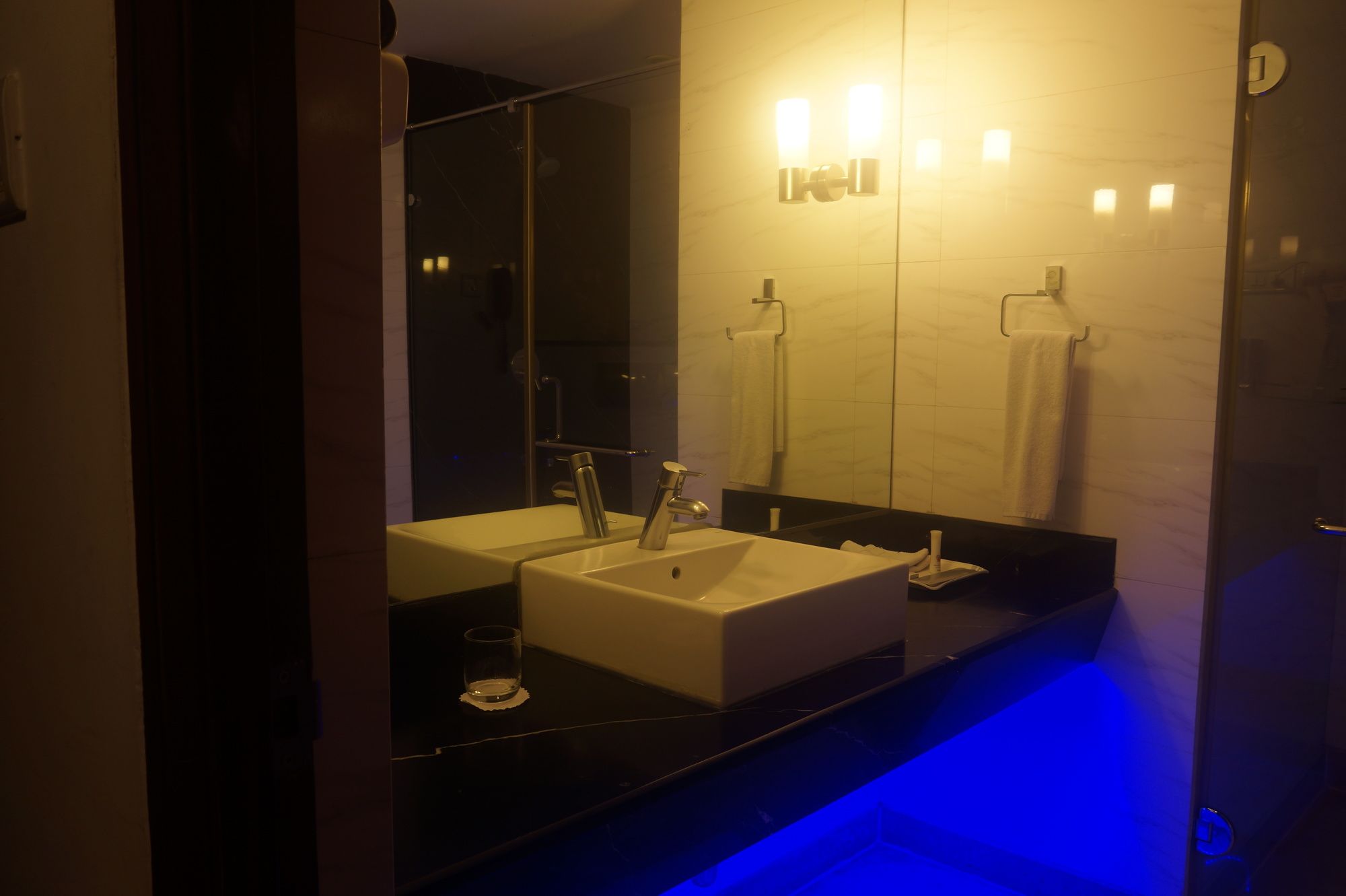 Фото Sfo Hotel and Suites