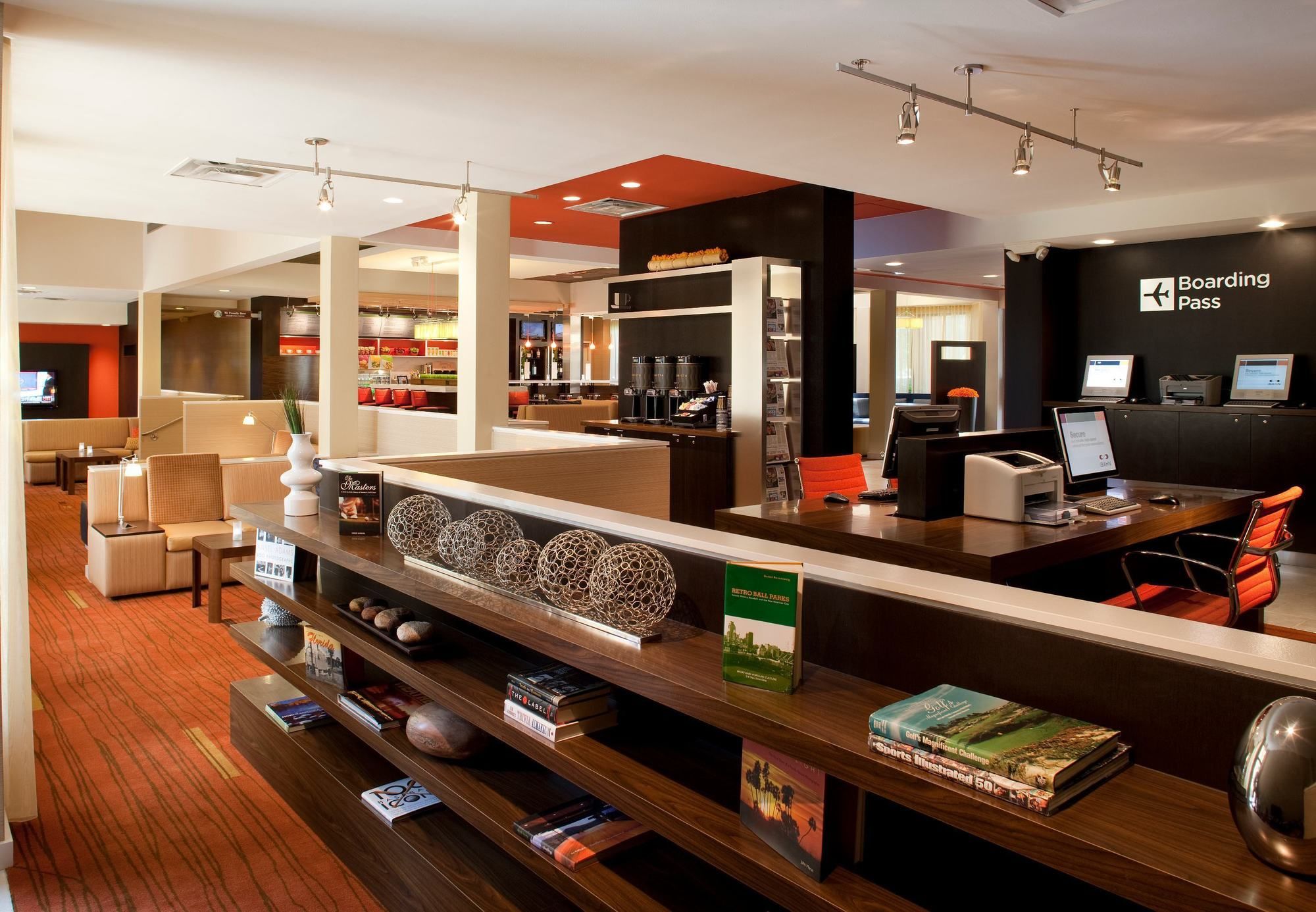 Фото Courtyard by Marriott Orlando Airport