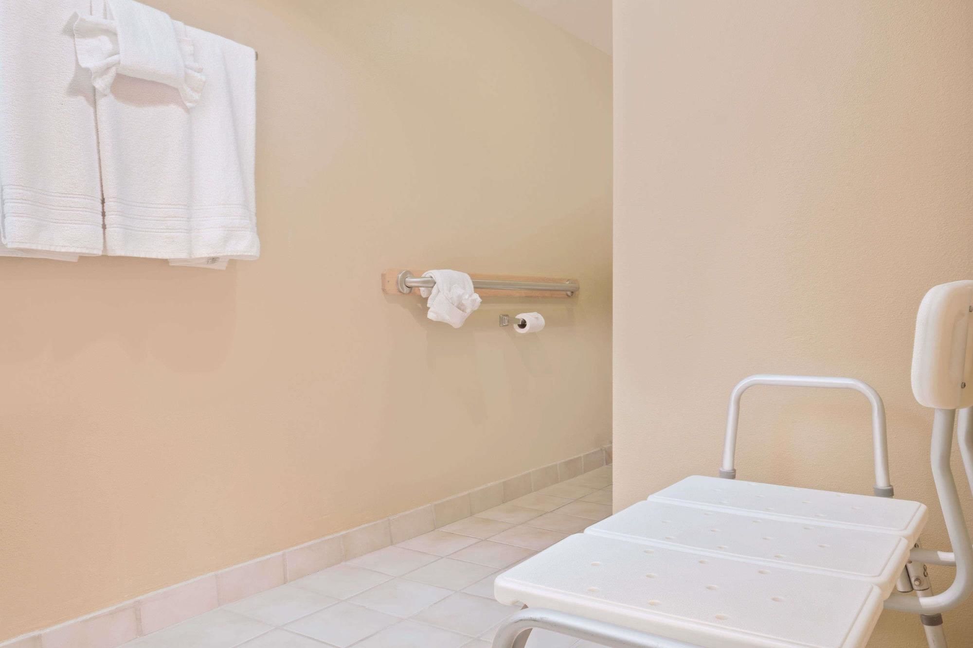 Фото Days Inn by Wyndham Provo