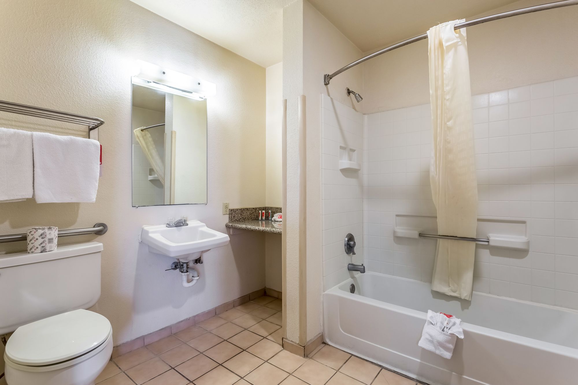 Фото Econo Lodge Inn & Suites