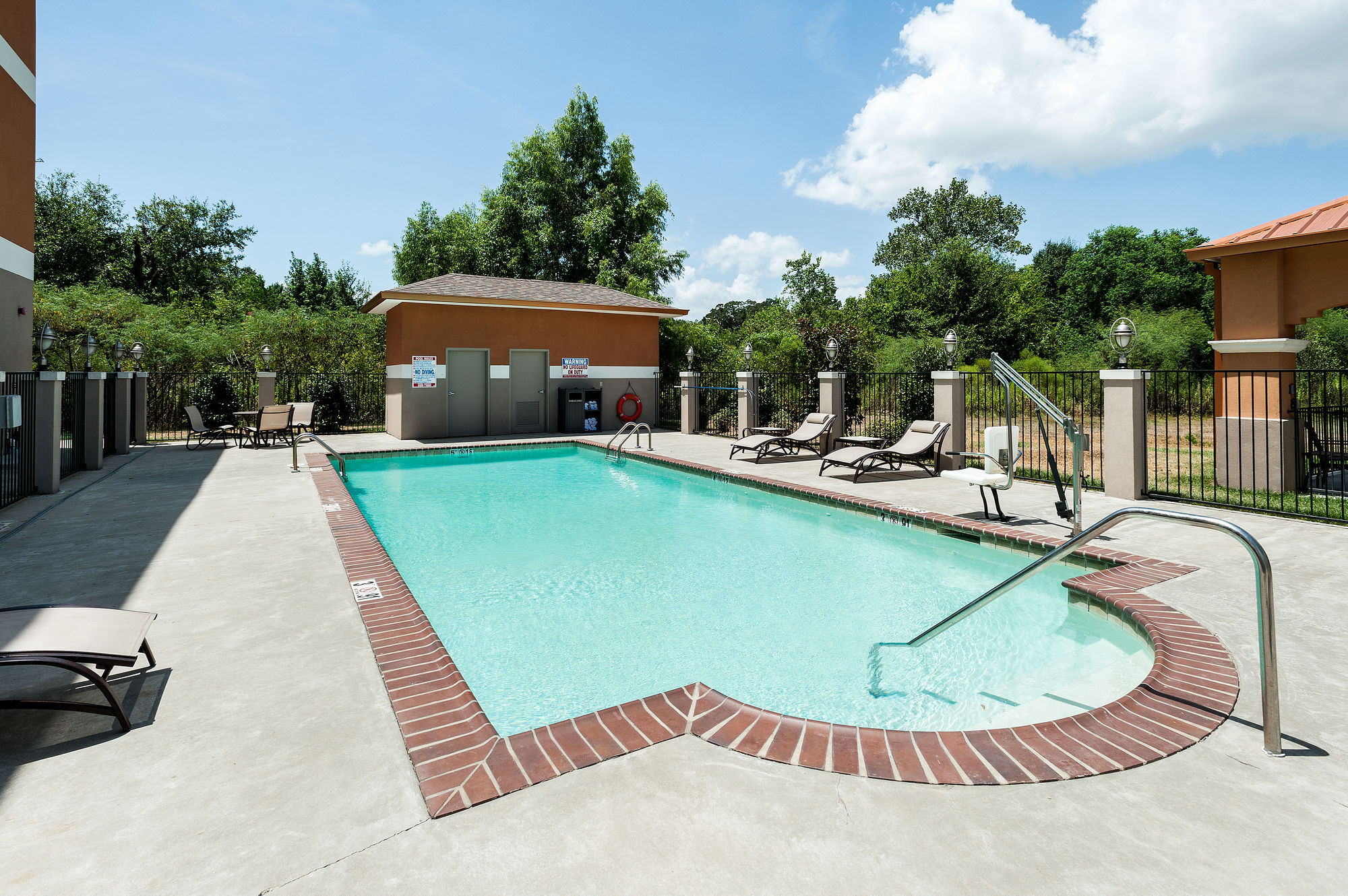 Фото Comfort Suites Oil Center