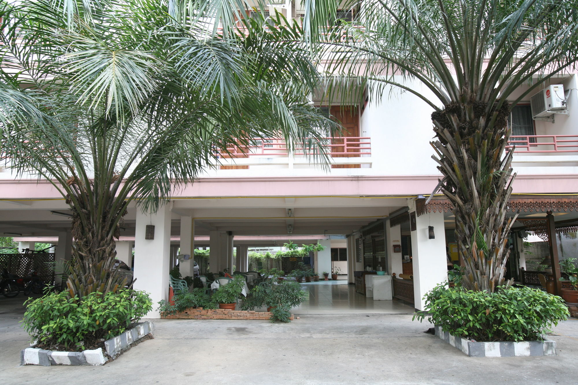 Фото Beerapan Hotel