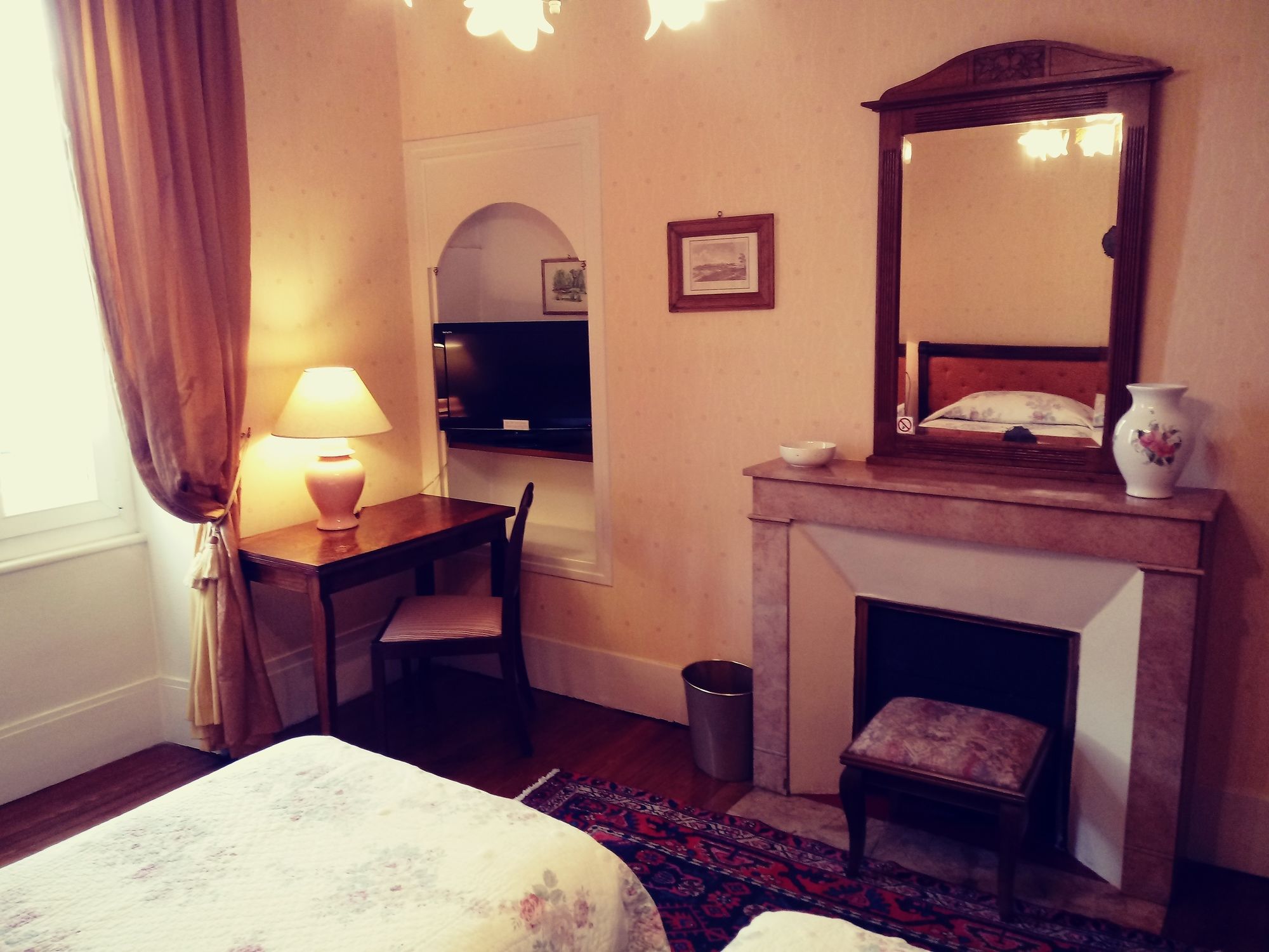 Фото Hôtel La Villa Fleurie