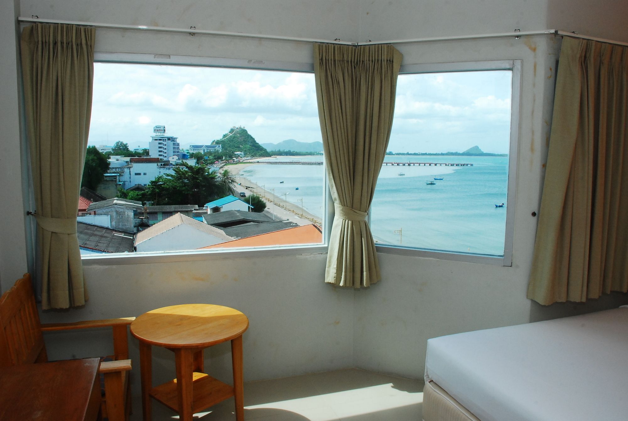 Фото Prachuap Beach Hotel