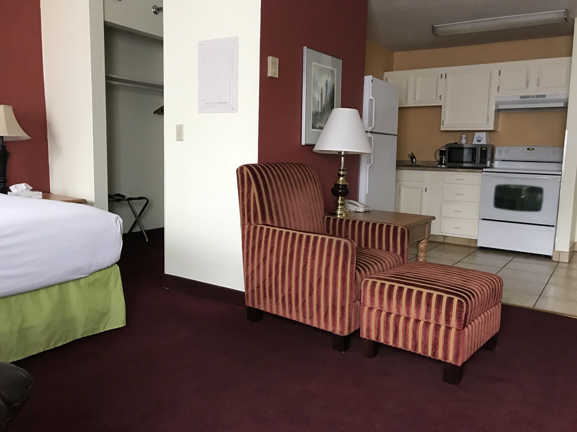 Фото Americas Best Value Inn & Suites Anchorage Airport