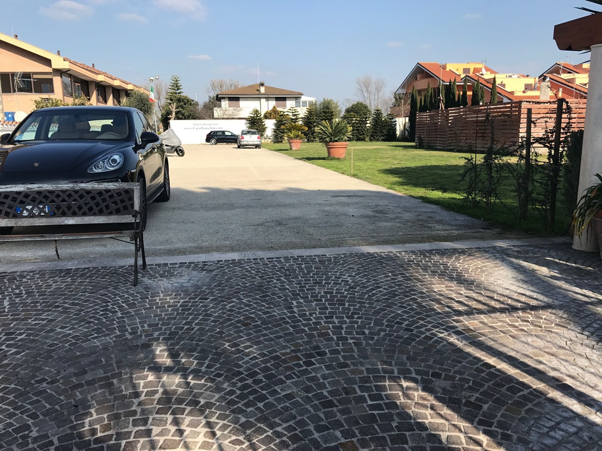 Фото Euro House Inn Airport Hotel & Residence