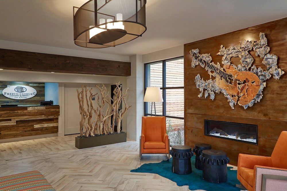 Фото Fredericksburg Inn & Suites