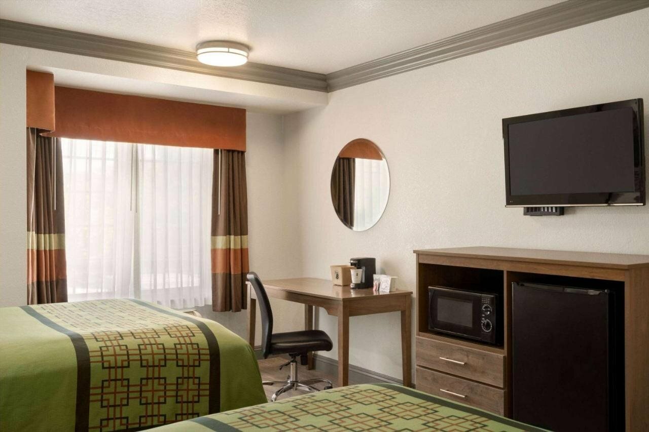 Фото Super 8 by Wyndham Santa Clarita Valencia