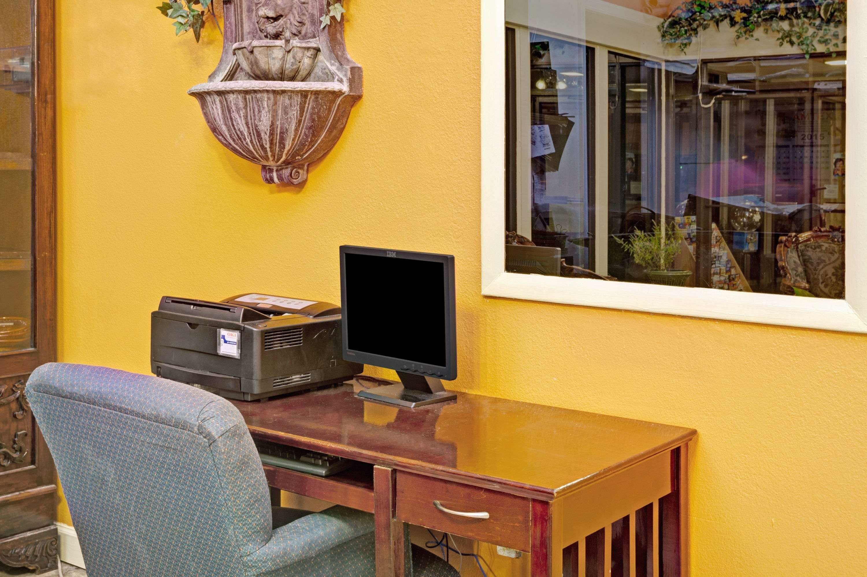 Фото Days Inn by Wyndham Newport News