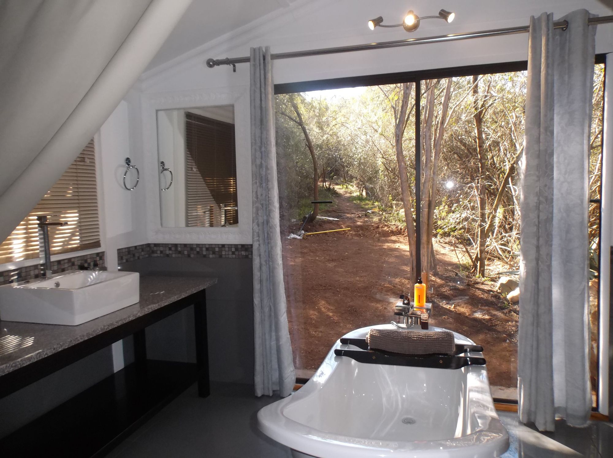 Фото Old Mill Lodge, Working Ostrich Farm & Restaurant, Oudtshoorn