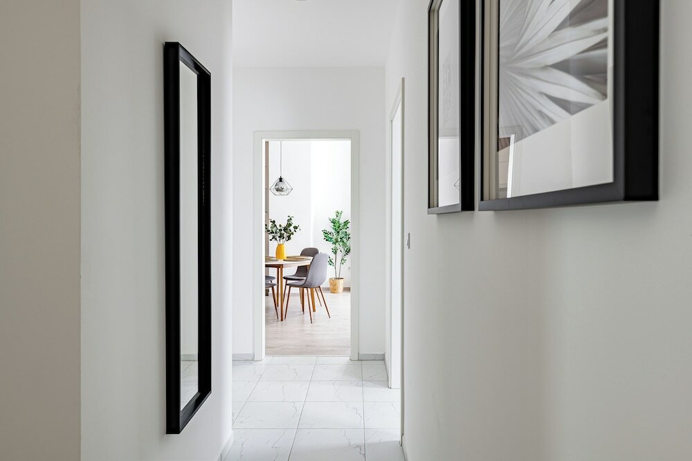 Фото WestSide Garden Apartments by Urbanrent