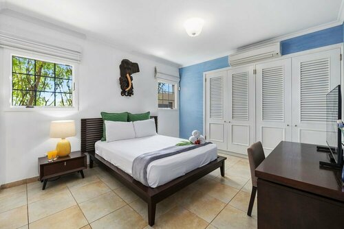 Гостиница Ocean View 5br Villa Steps to Beach Privatepool в Ноорде