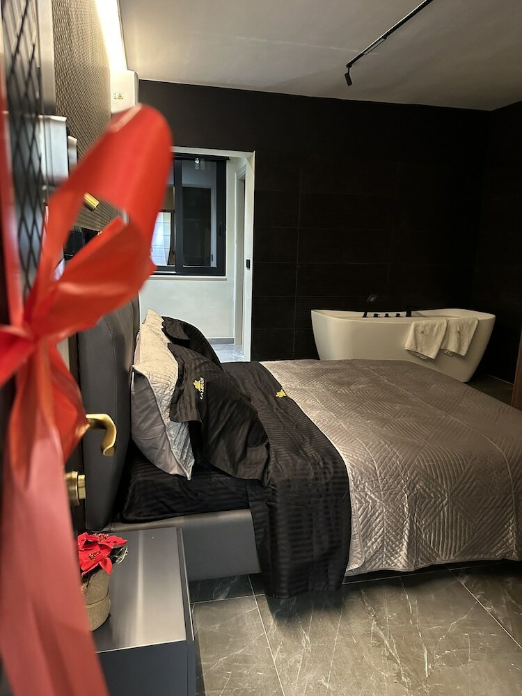 Фото La Mirage Suites & Apartments