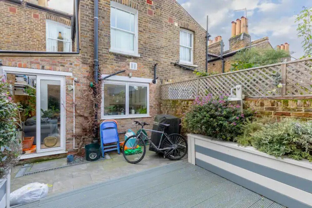 Фото Beautifully Designed 2bd House - by Queen's Park!