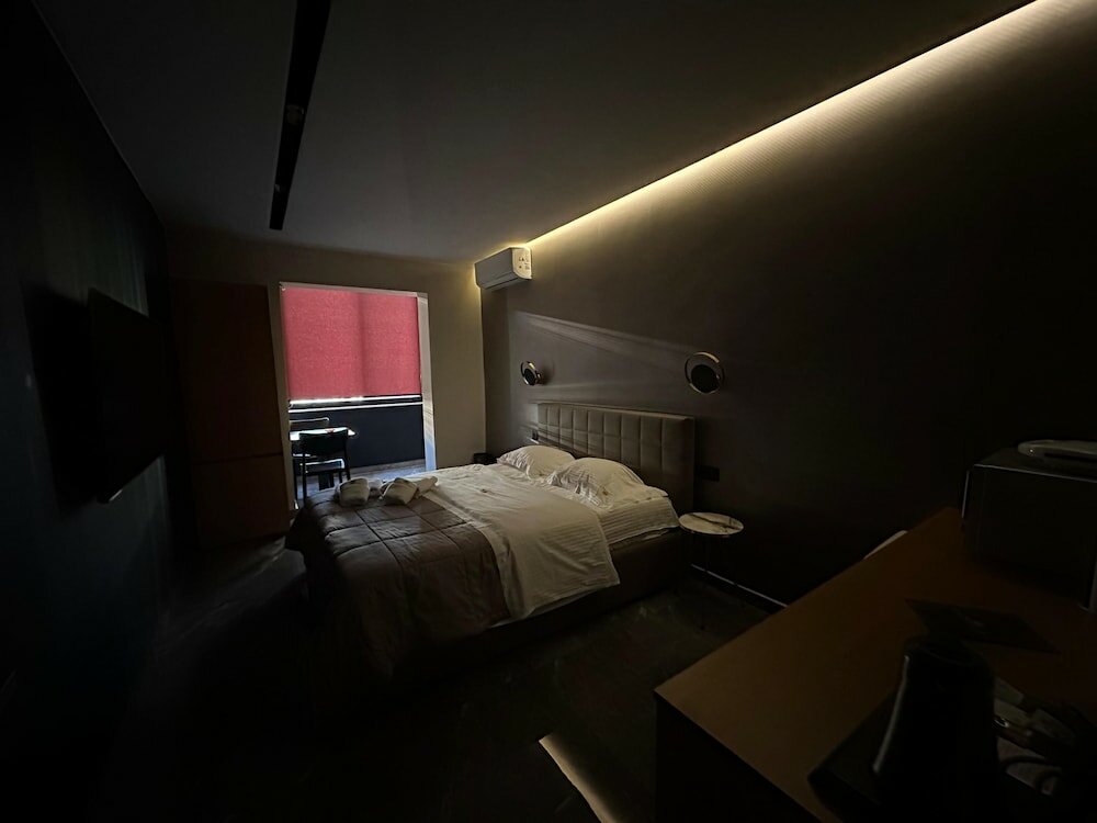 Фото La Mirage Suites & Apartments