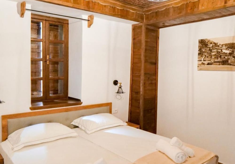 Фото Hotel Kapllani