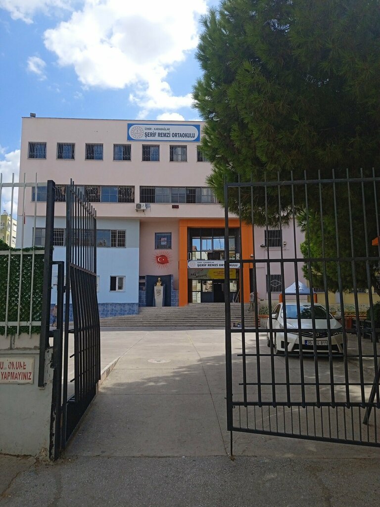 School Serif Remzi Middle School, Izmir, photo