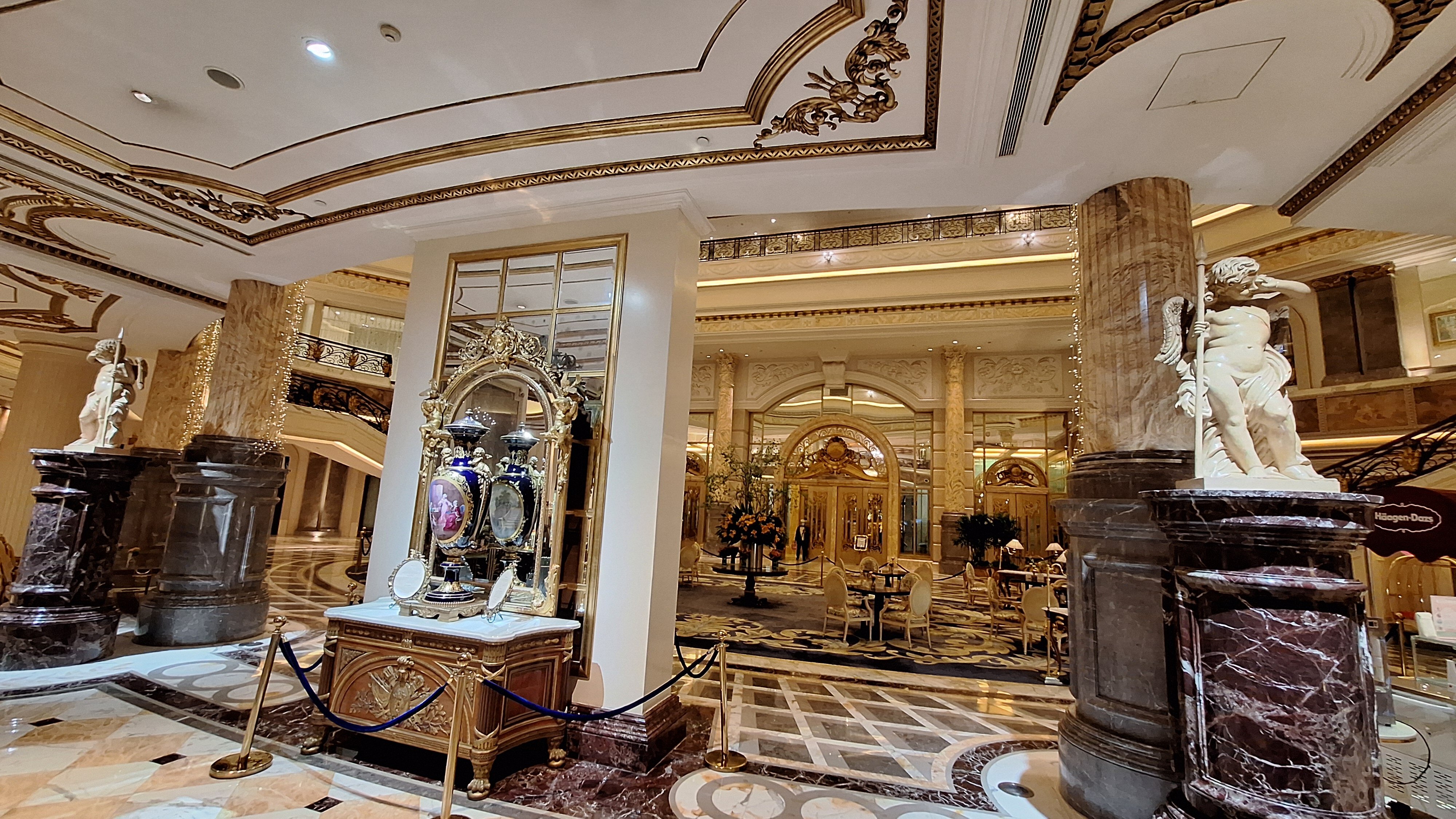 Фото Legendale Hotel Beijing