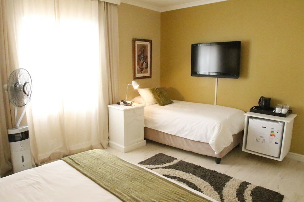 Фото Dolphin Inn Guesthouse