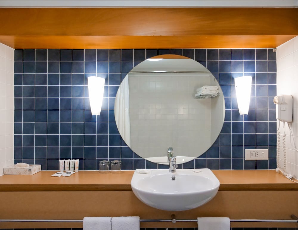 Фото Cairns Harbourside Hotel