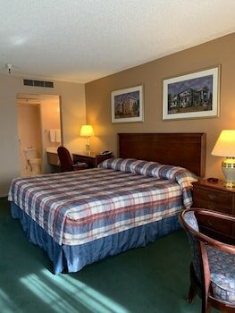 Фото Hardman House Inn & Suites