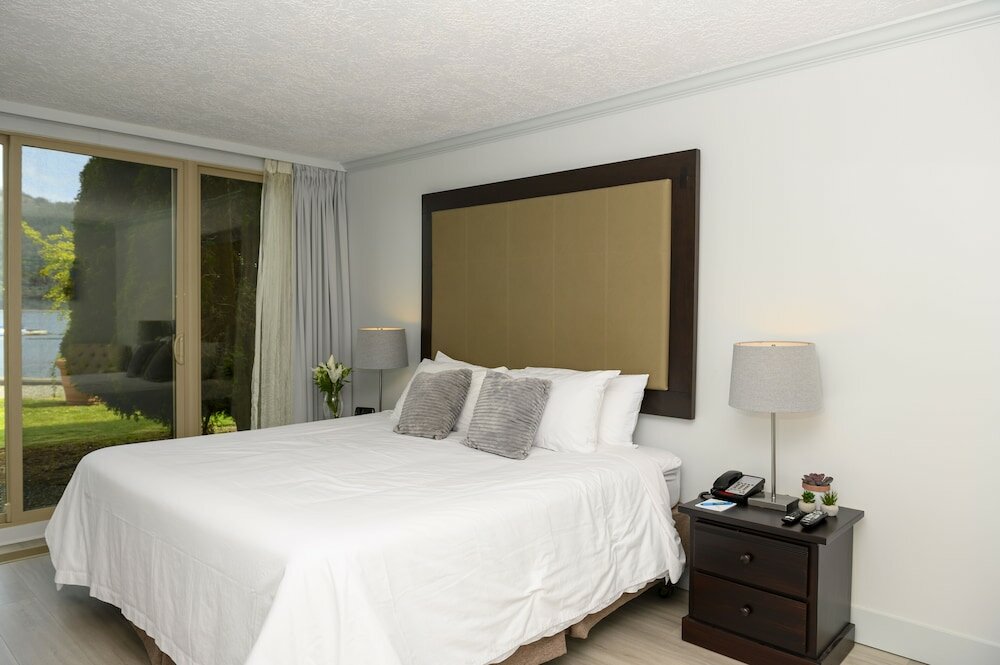 Фото Oceanfront Suites at Cowichan Bay