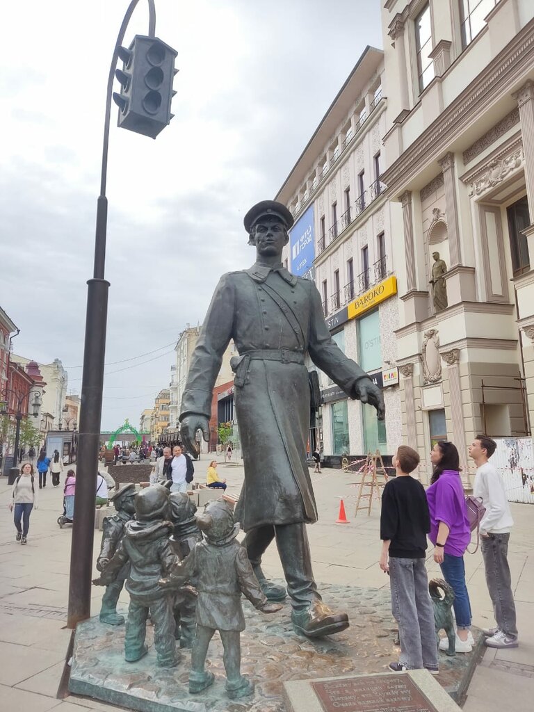 Genre sculpture Uncle Styopa - policeman, Samara, photo