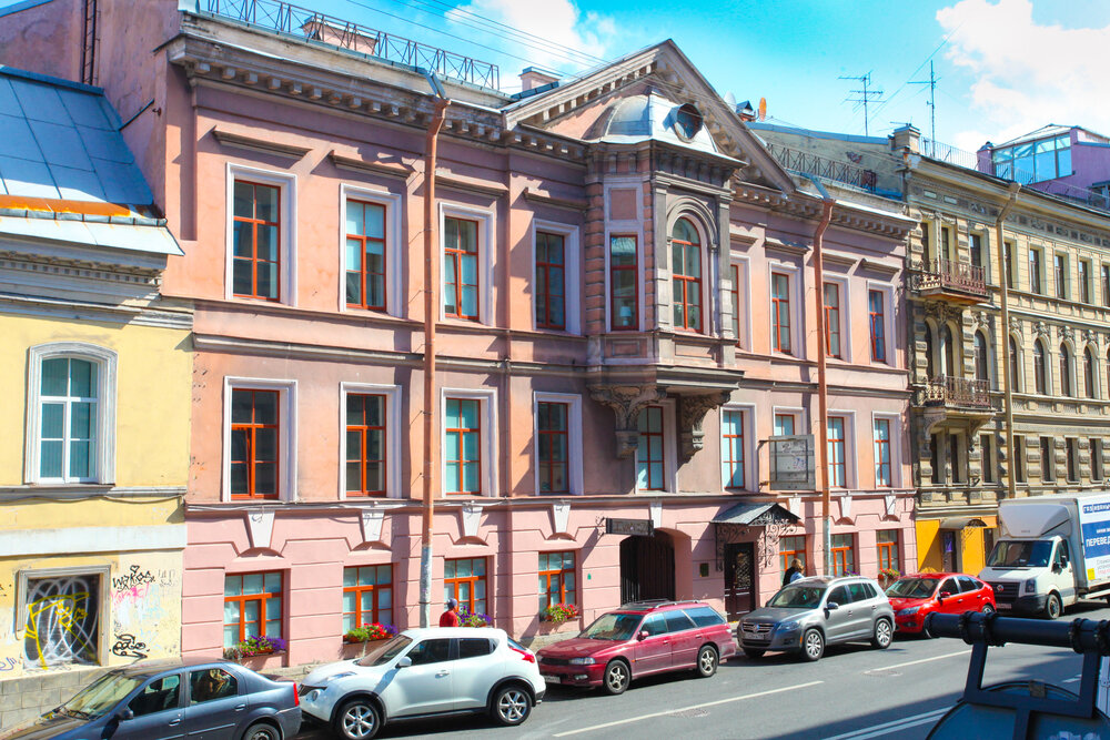 Қыздар таяқшамен трассаны жақсы көреді