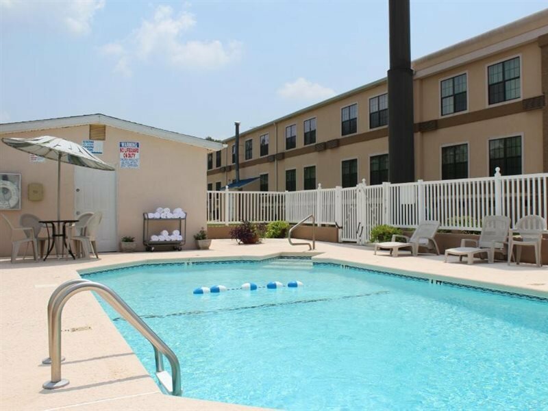 Фото Travelodge by Wyndham Perry Ga