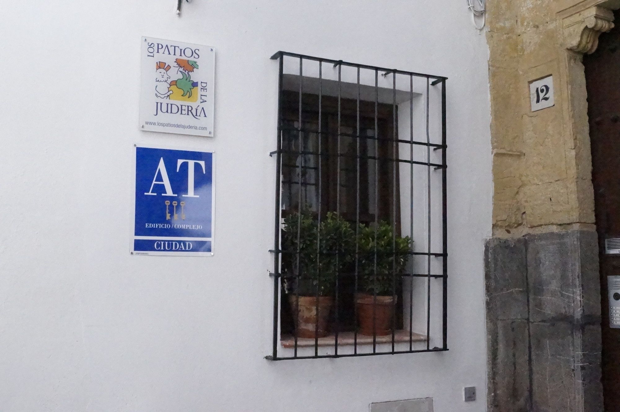 Фото Apartamentos Los Patios de la Judería