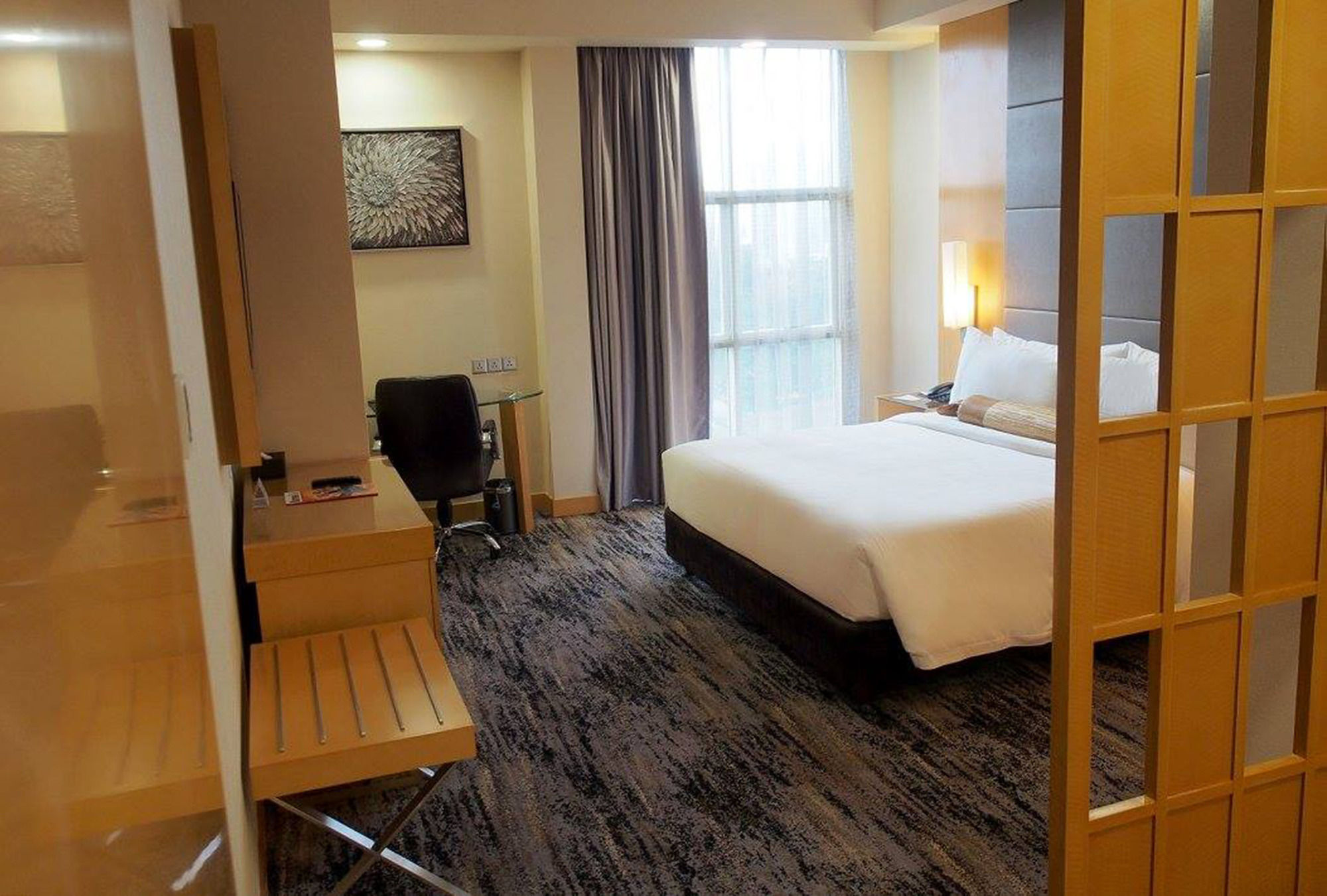 Фото The Waterfront Hotel